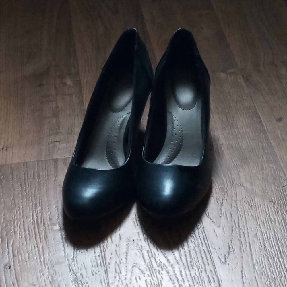 Black heel shoes